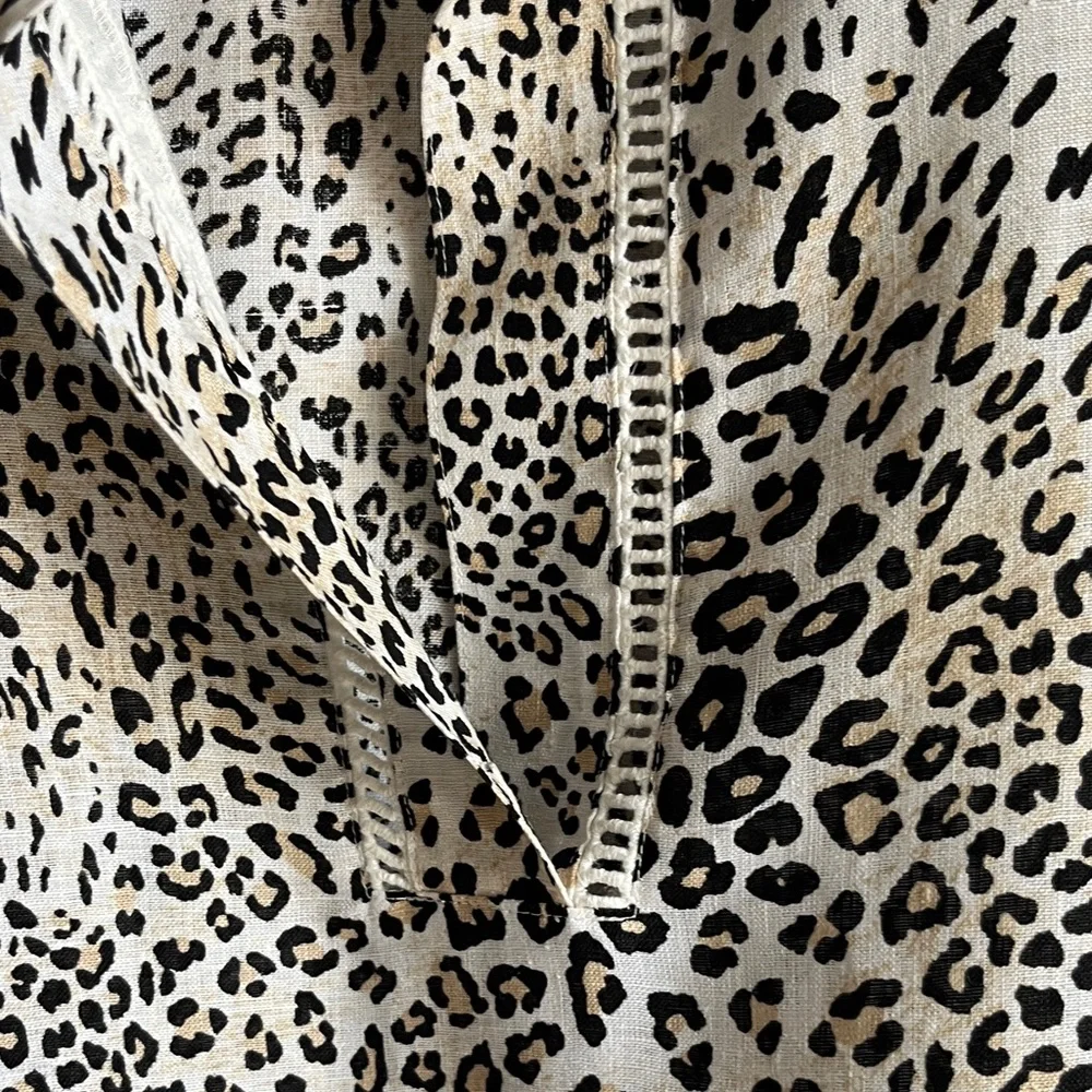 Chico's Black and White Animal Print Sleeveless Linen No Iron Blouse Sz 10 - Picture 8 of 12